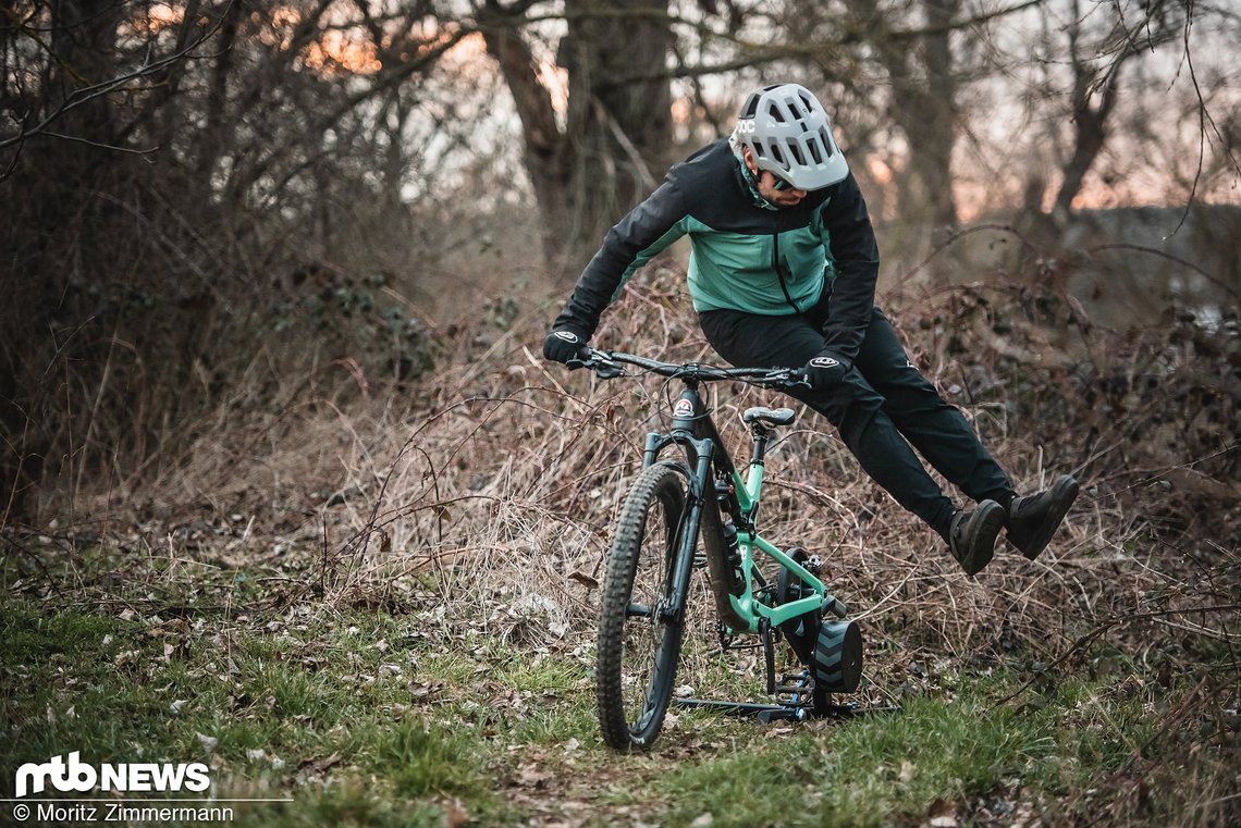 Durch Zwift wird man mit Sicherheit kein besserer Mountainbiker. Das Training von Fahrtechnik, Kraft im Oberkörper sowie Verständnis für die Sportart findet trotz Offroad-Features praktisch nicht statt