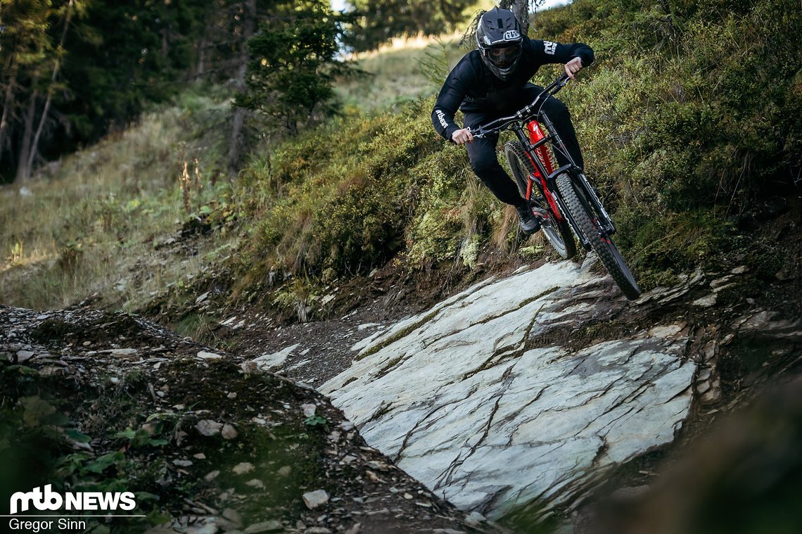 Ich habe das Rad auch in manchen Situationen als ruhiger empfunden, in denen kein Pedalrückschlag auftritt