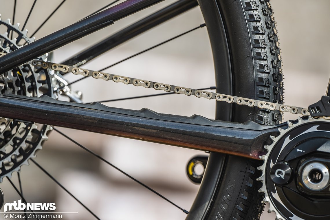 Auch ein fest integrierter Kettenstrebenschutz gegen lautes Kettenklappern lässt sich nicht an jedem Cross-Country-Rad vorfinden.