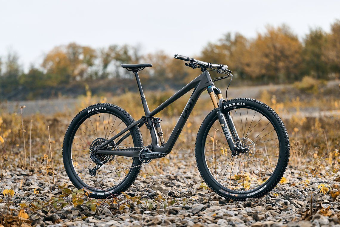 Das CELOS kommt mit Fox Factory Fahrwerk und vielen leichten Newmen Komponenten. Für 11,6 kg werden 6.599 € fällig.