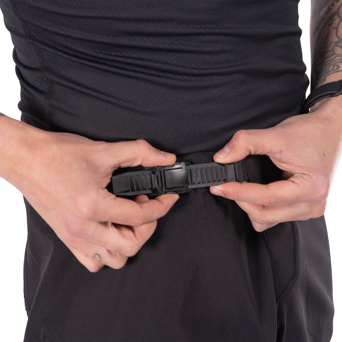 Beim Verschluss setzt die Hose auf einen Ratscherverschluss, mit dem sich die Hose auch hinsichtlich Umfang einstellen lässt.