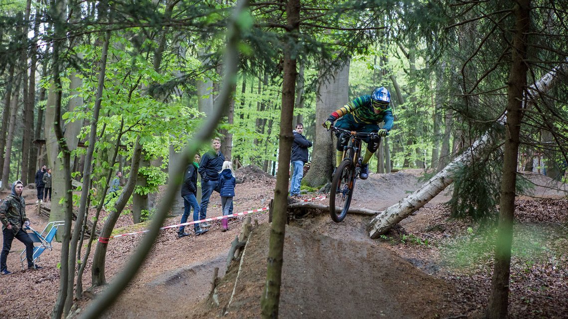 Für die nächste Challenge wurden die Hardtails weggepackt und die Fullys gesattelt. Nun wurde es Zeit für Downhill Racing.