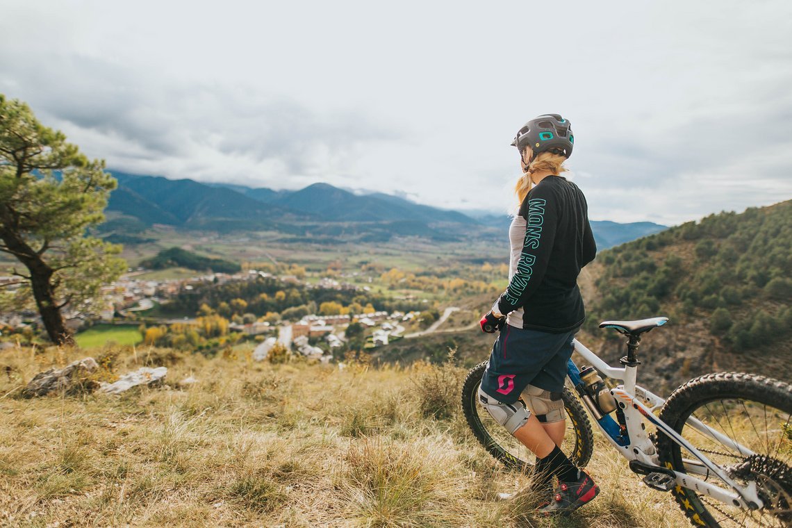 pyrenees-orientales-altitude-adventures-mtb-outsideisfree-tina-village-panorama