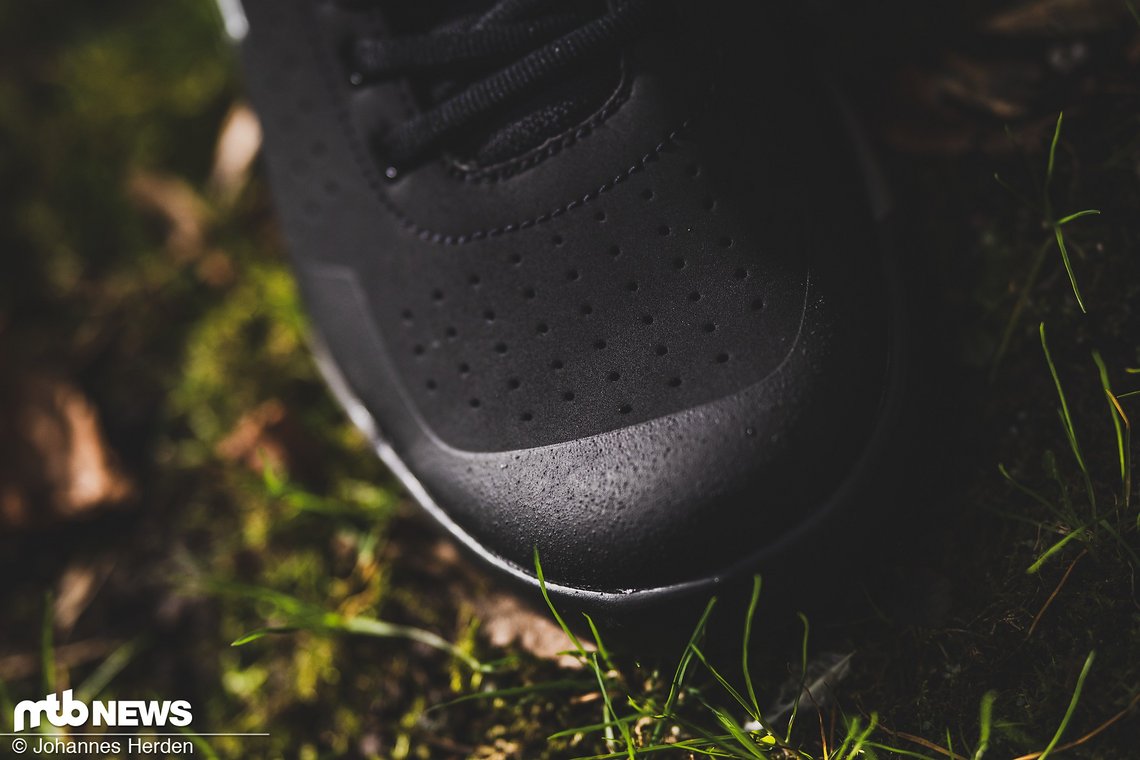 … und an der Schuhspitze sind abriebfeste Kappen verarbeitet.