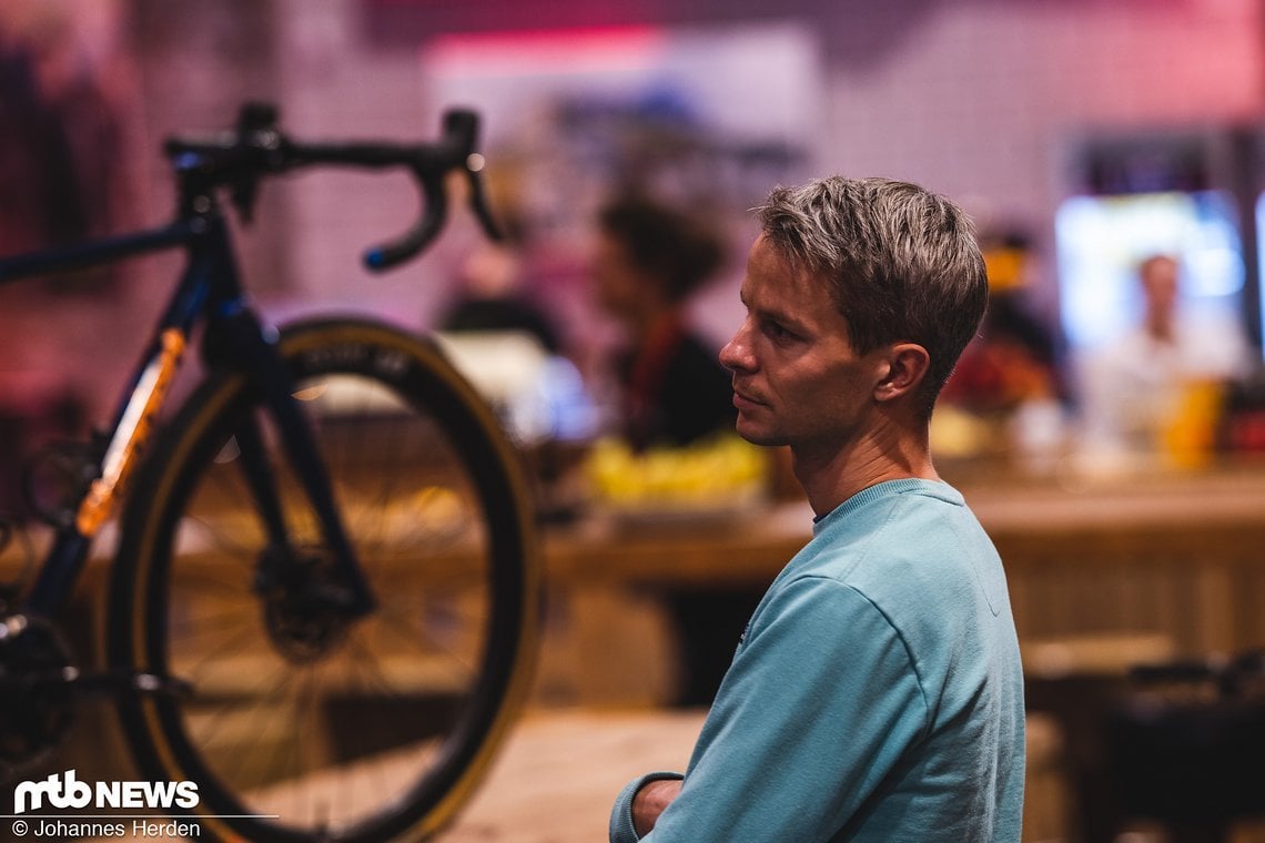 … schaute sich ebenso wie Stefanus und praktisch alle anderen Teilnehmenden jedes Bike ganz genau an.