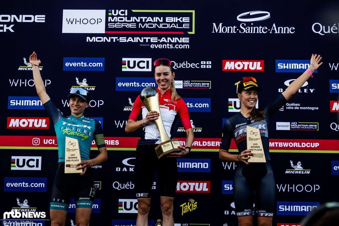 Mit ihren fünf Siegen in acht Rennen gewann Böhm recht deutlich die Short Track-Weltcupgesamtwertung vor der Kanadierin Emily Johnston (links) und der Amerikanerin Madigun Munro (rechts).