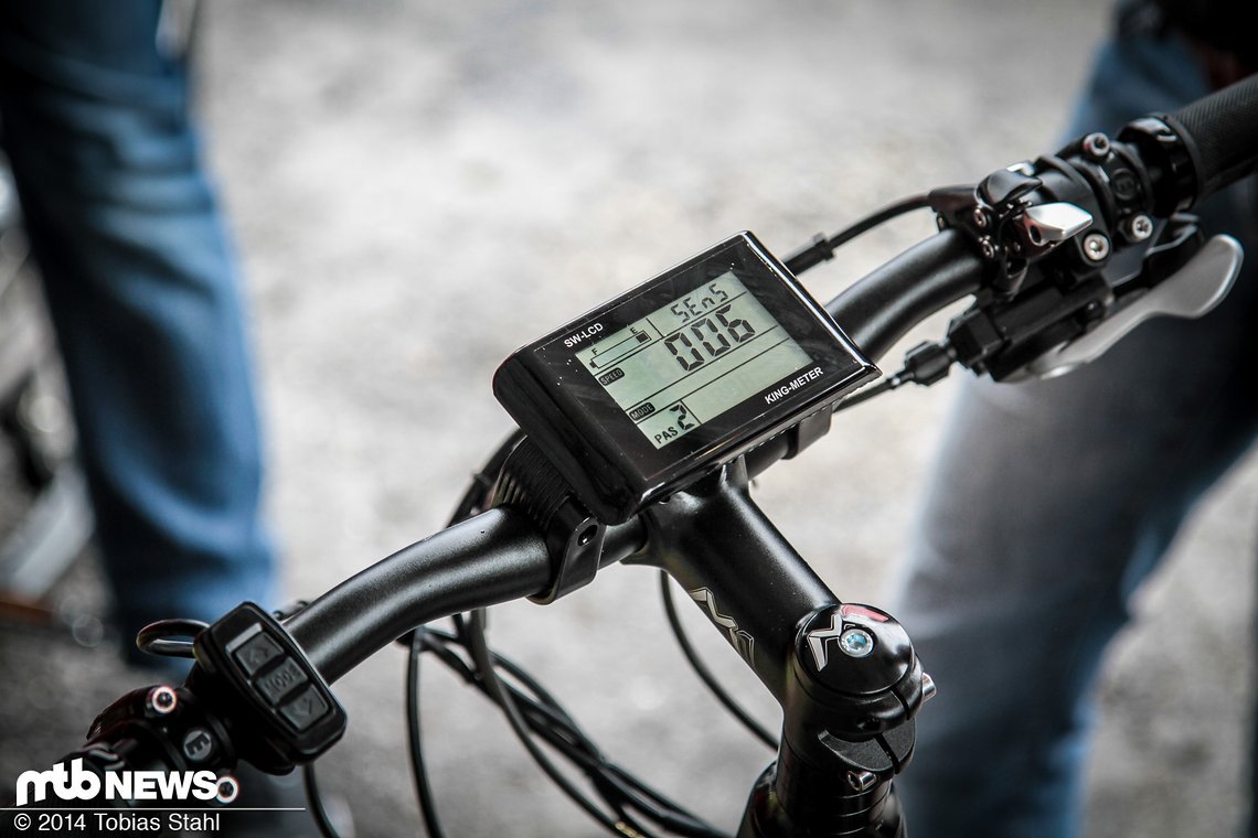 Hier wird gerade aufgeladen, doch das Rad soll genügend Bums für lange Touren haben. Ein 880 Wh-Akku macht es möglich.