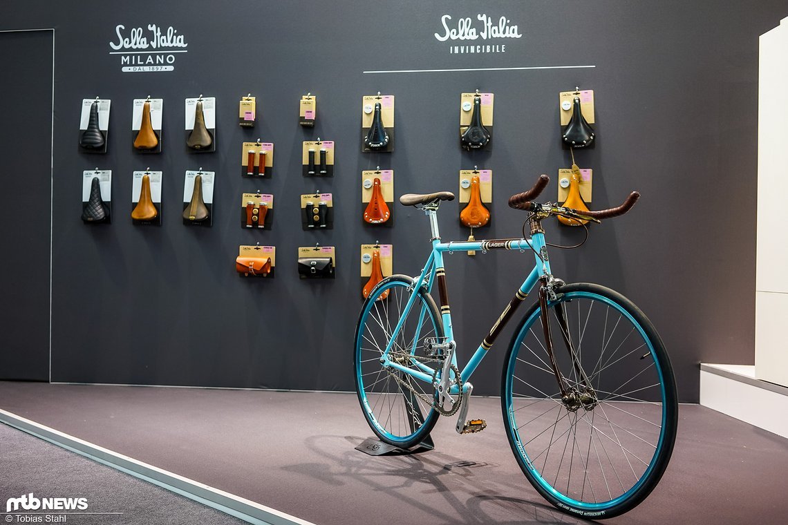 Selle Italia zeigte neben modernen Sätteln für Rennräder und Mountainbikes auch eine Ecke mit klassischen Sätteln und einem Traum von einem Rennrad