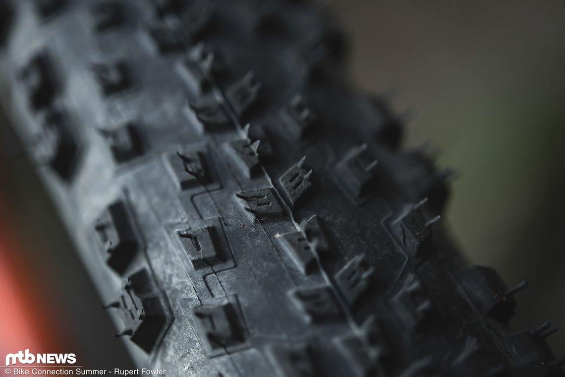 Für den Grip sorgen nicht nur die Stollen, sondern vor allem die Gummimischung. Hier setzt Pirelli auf den sogenannten Smart Grip-Compound