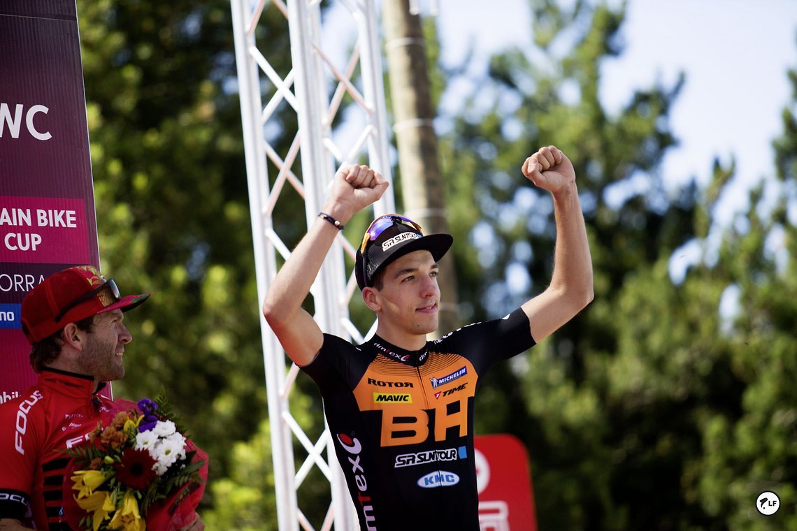 Schritt für Schritt arbeitete sich Sarrou im Folgenden an die Topfahrer um Nino Schurter und Co. heran