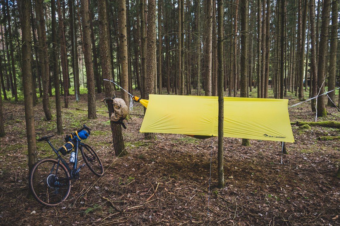 Mit dem Tarp als Wetterschutz …