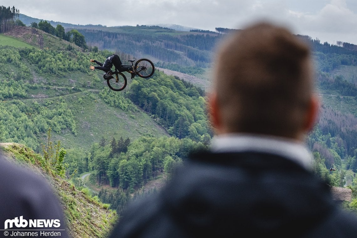 Nohand Frontflip vor Sauerländer Bergkulisse.