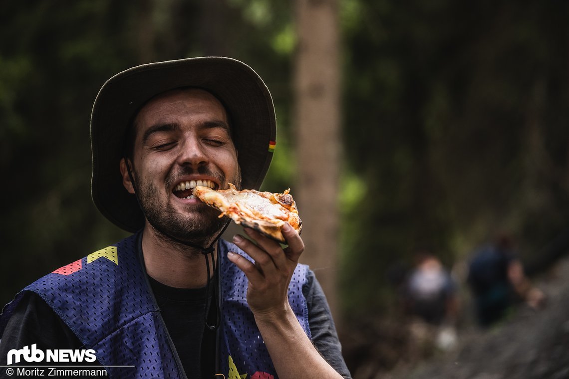 Kurzes Päuschen vorm Finale der Frauen und Gregor genießt seine Pizza Hawaii in La Thuile