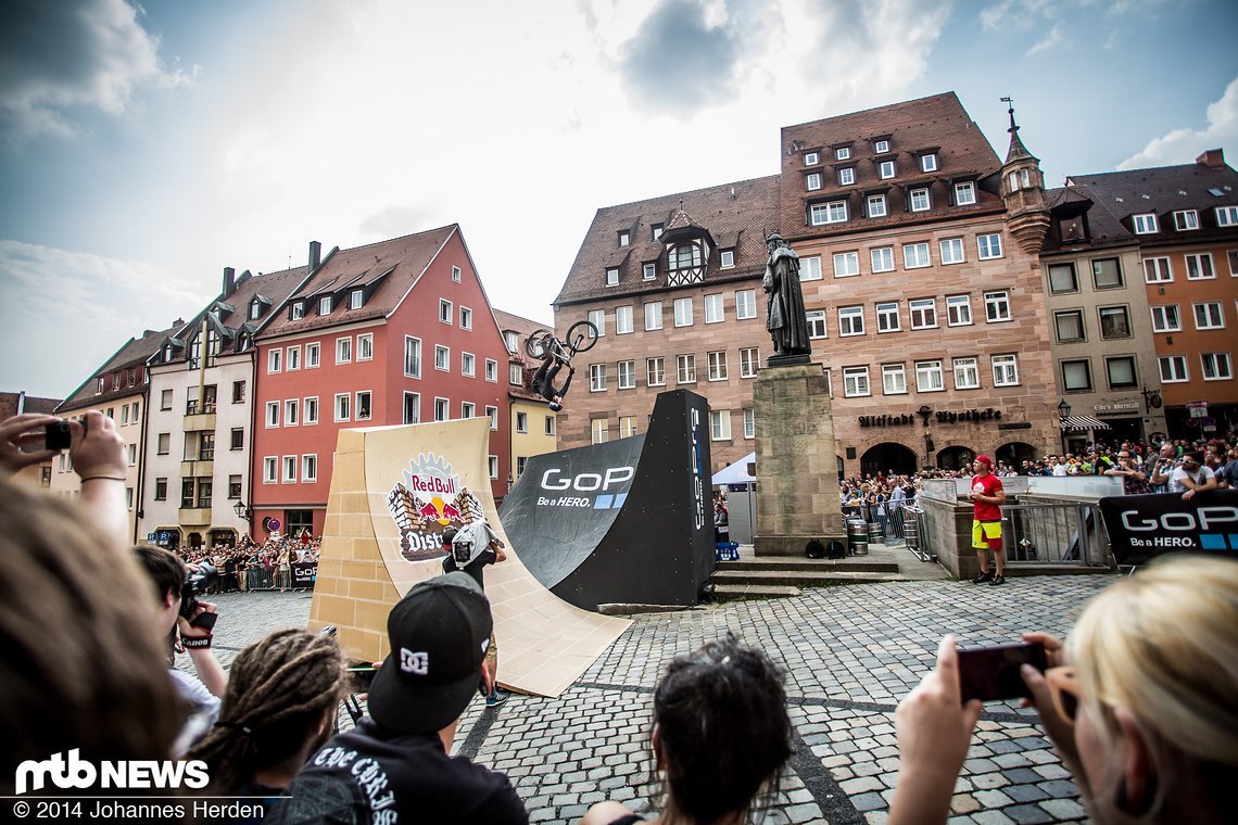 Brandon Semenuk flippt den Open Loop und zieht mit einem Double Tailwhip in den Amarok District ein