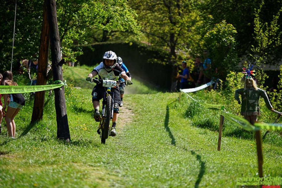 Multivan Merida Profi Julian Schelb fährt zum Spaß Endurorennen und landet auf einem sehr starken 30