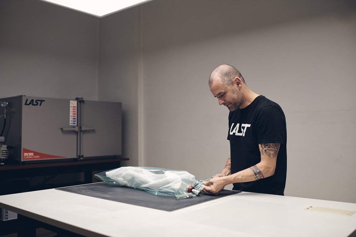 Nach dem Drappieren wird die belegte Form in einen luftdichten und wiederverwendbaren Sack gepackt.