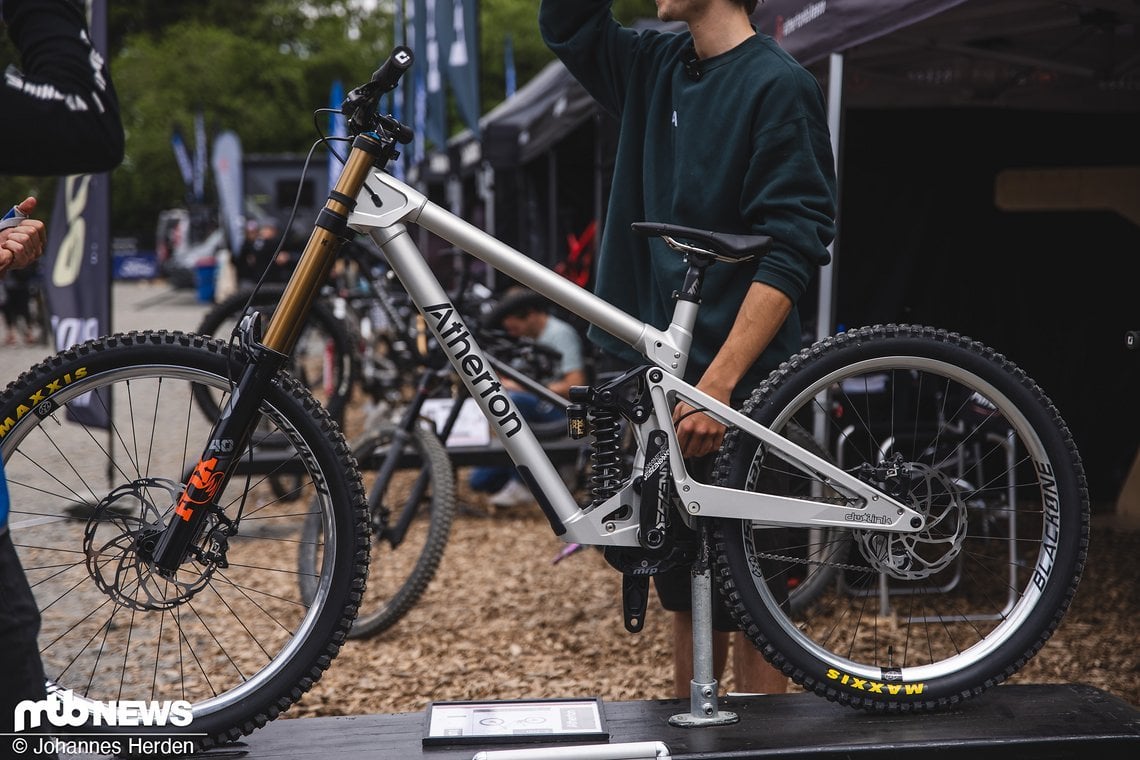 Noch ein paar Produkte gefällig? Aber gerne. Bei Atherton gibt's mit der S-Range jetzt auch Bikes aus Aluminium und die sehen sehr schick aus.