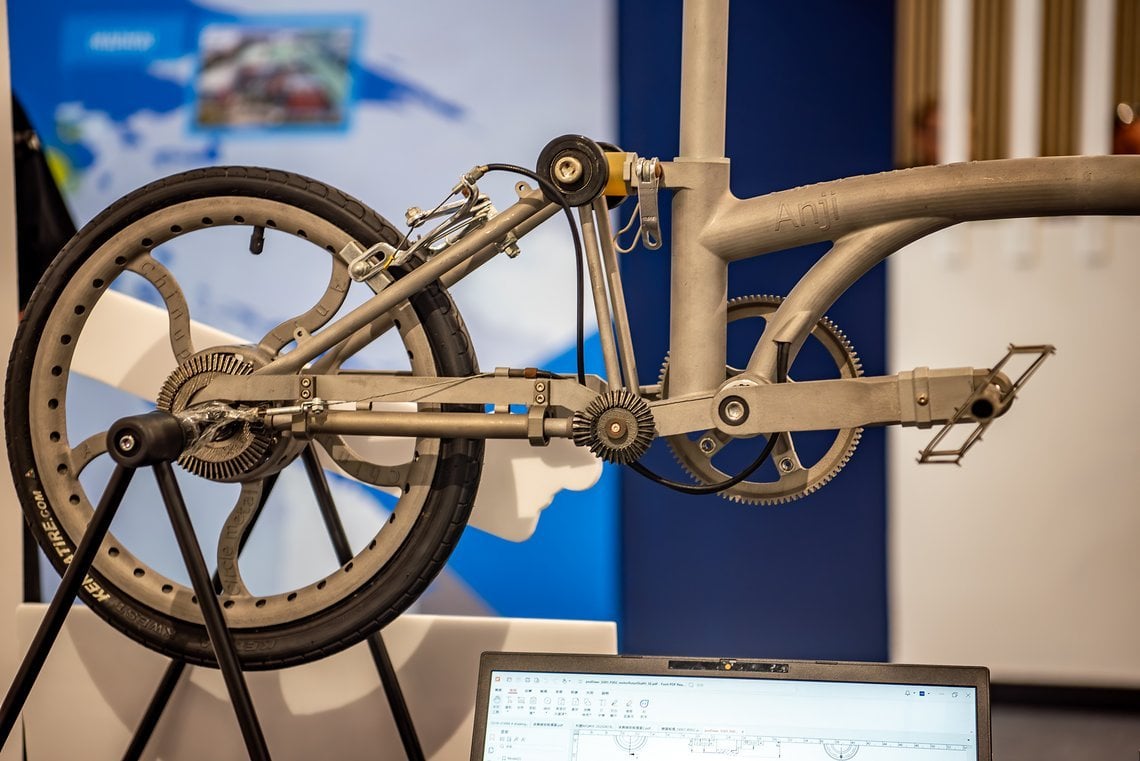 Außerdem wird das Fahrrad mit einer Kardanwelle angetrieben, die natürlich auch aus dem 3D-Drucker stammt.