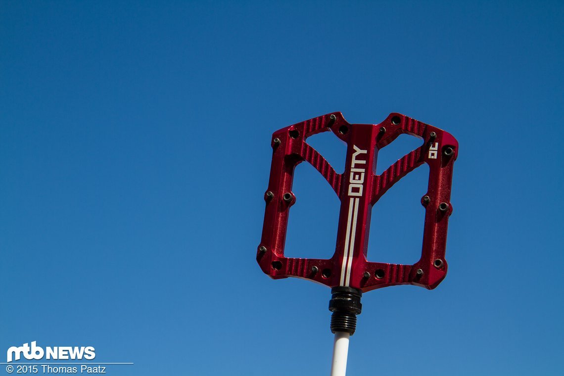 Farbenfrohes Pedal mit Laserlogos