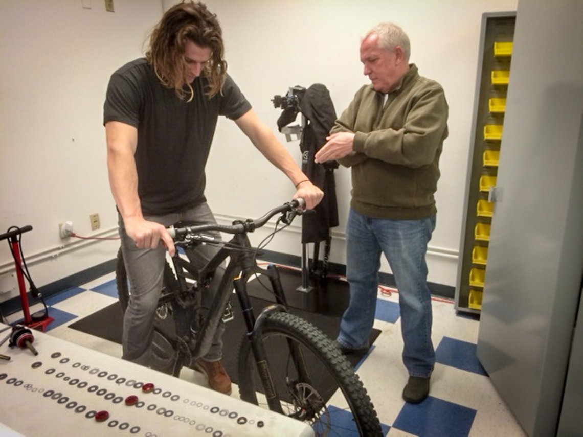 Brad Benedict ist Testfahrer bei Specialized, Mick ist seit über 20 Jahren in der Mountainbike-Industrie als Fahrwerksentwickler tätig