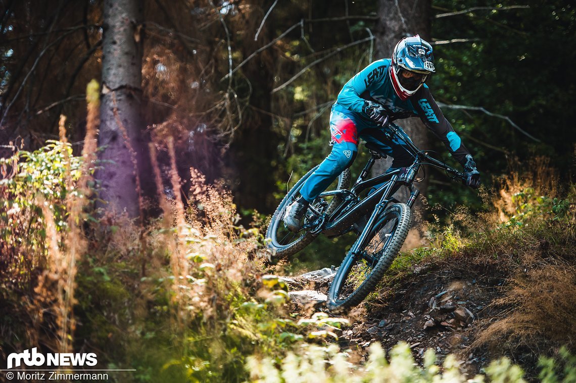 Das Trek Slash ist ohne Frage das potentere Enduro-Bike und bleibt noch komplett entspannt, wo das Reign bereits etwas bockig wird