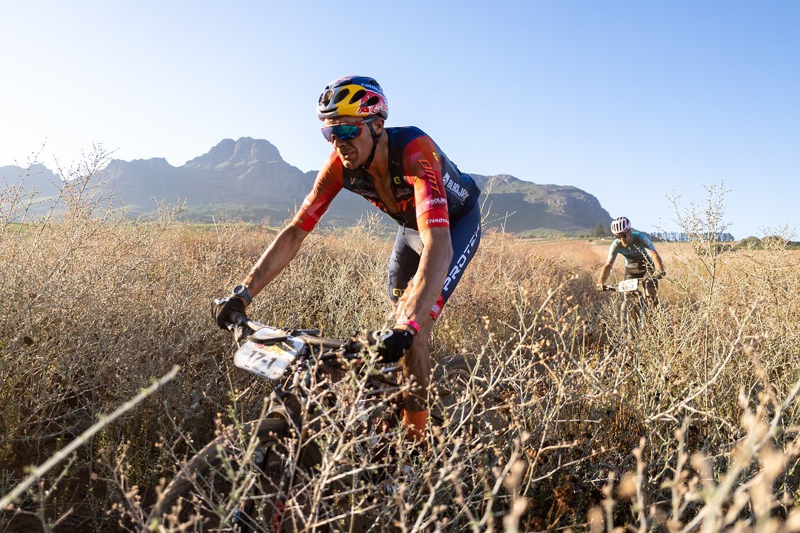 Der ehemalige Marathon-Europameister Tiago Ferreira pflügt über die südafrikanischen Trails: Rang 19 für ihn und seinen spanischen Partner Miguel Munoz