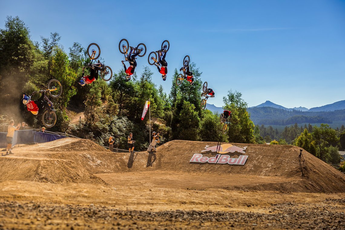 Das könnte auch an seinem krassen Backflip auf dem riesigen Zielsprung liegen.