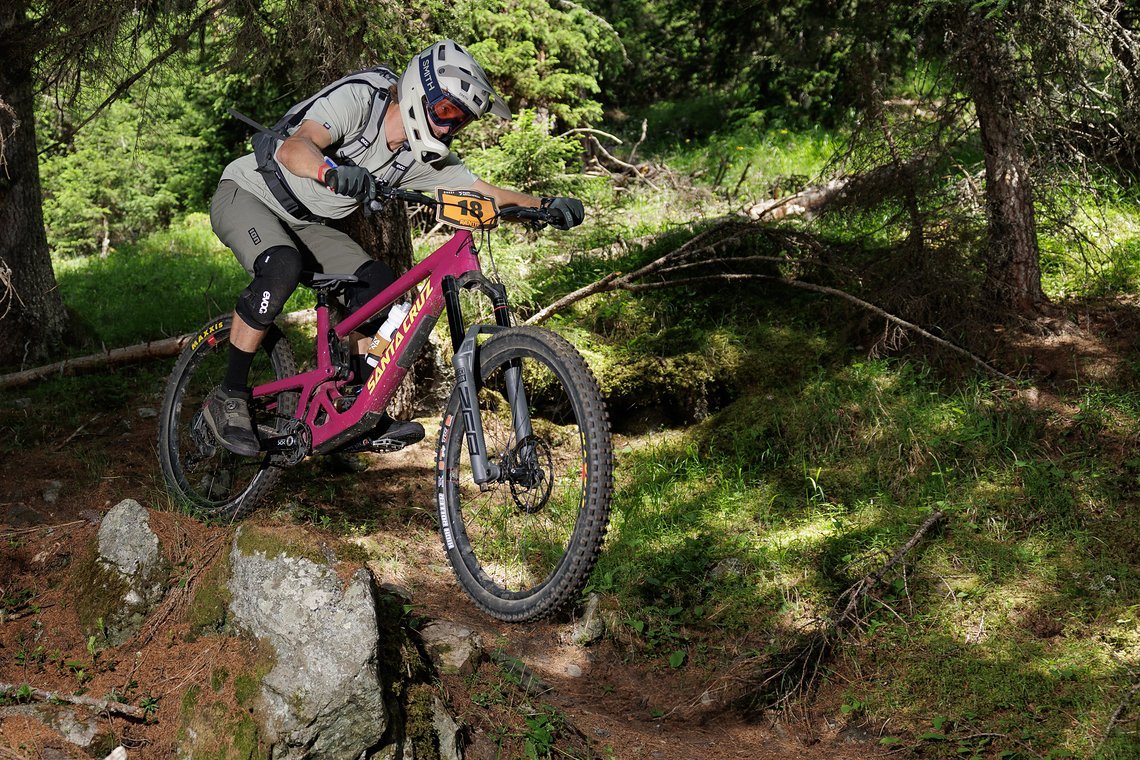 06 - Max fährt nicht mehr viele Rennen, umso mehr freut er sich auf das Rennfieber im Fullface-Helm  Foto: Dominik Täuber  jpg