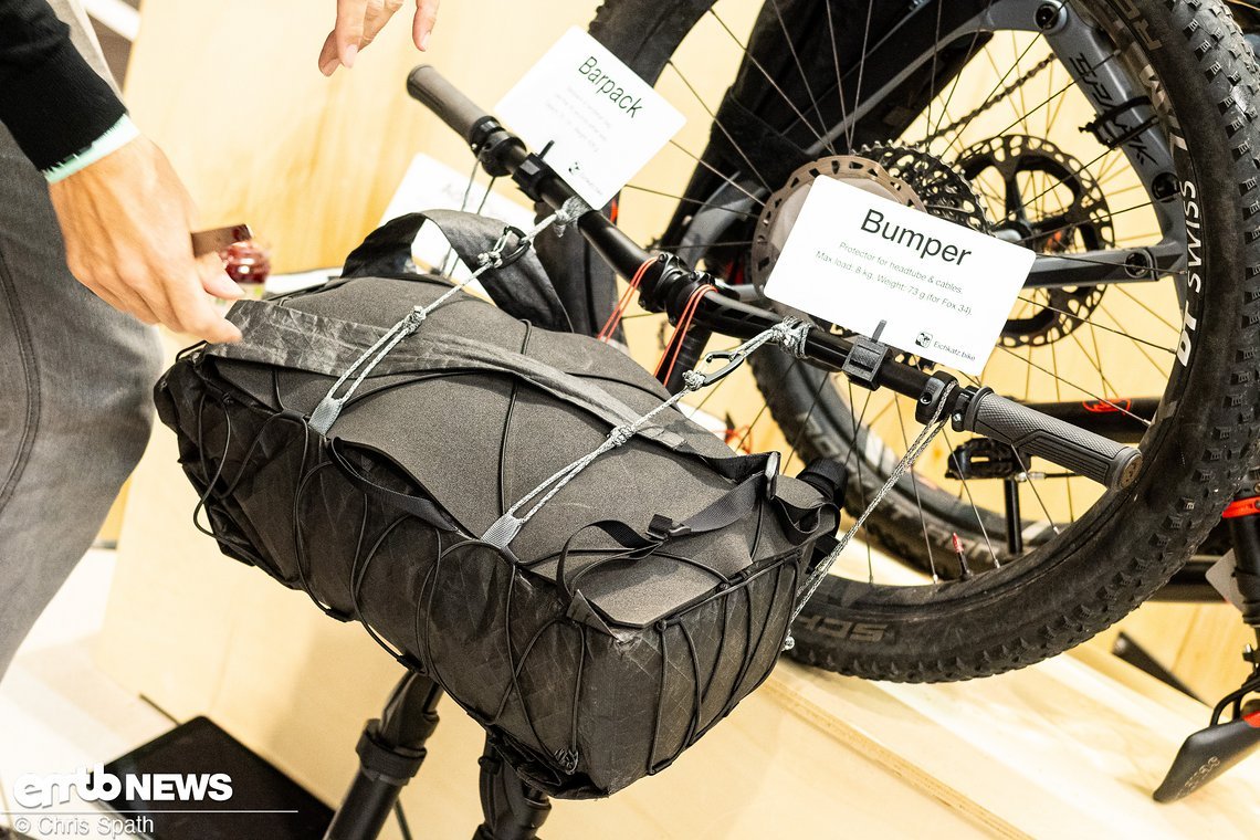 Alternativ macht man den Rucksack direkt am Lenker fest …