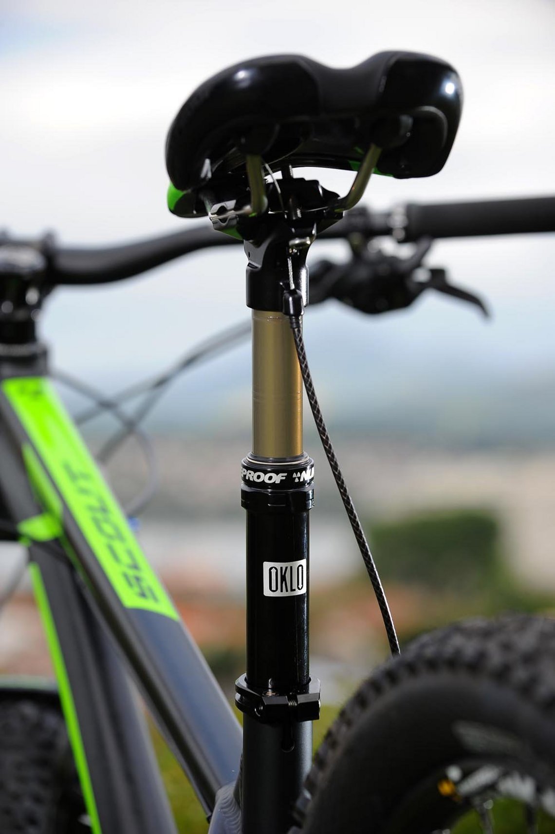 Die neue Nukeproof OKLO Teleskopsattelstütze wird mechanisch am Kopf der Stütze angelenkt.