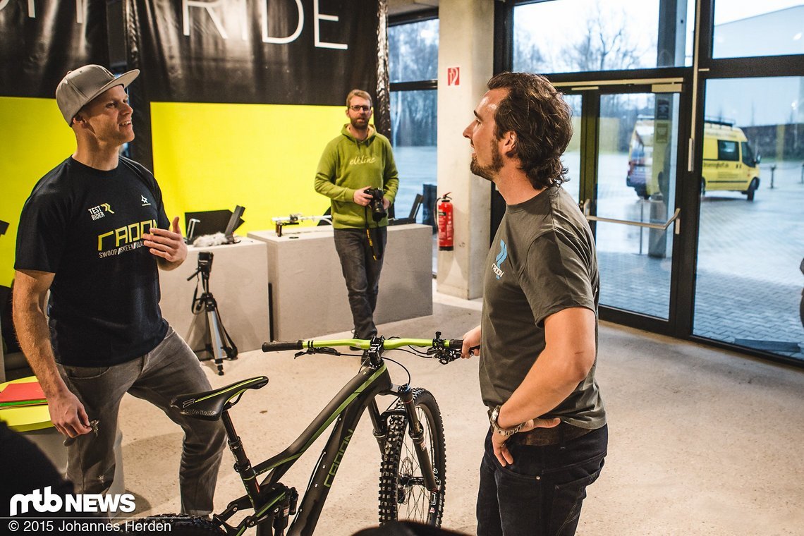Joost und Lars warten mit dem Bike auf die Gewinnerin