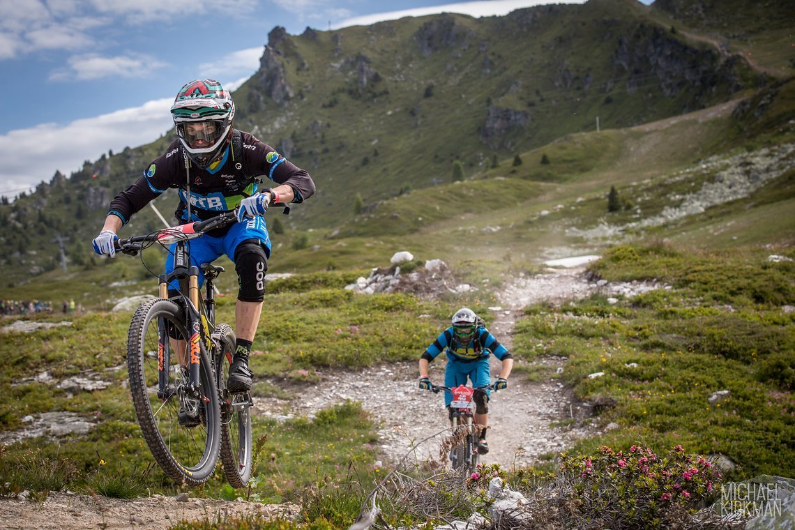 Daniel Eiermann und Jakob Breitwieser düsen mit Dauergrinsen zum Gesamtsieg nach drei grandiosen Trailtagen. Herzlichen Glückwunsch!