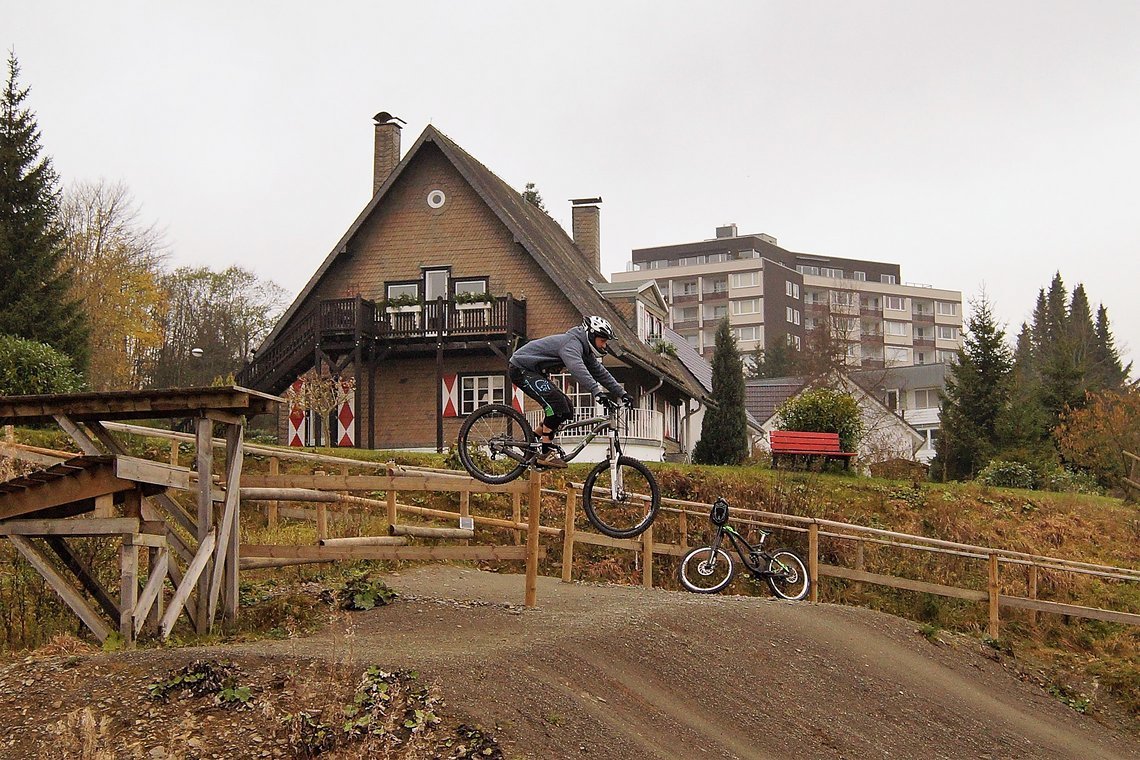 Während der Flugphase gegebenenfalls die Neigung des Bikes an die Landung anpassen