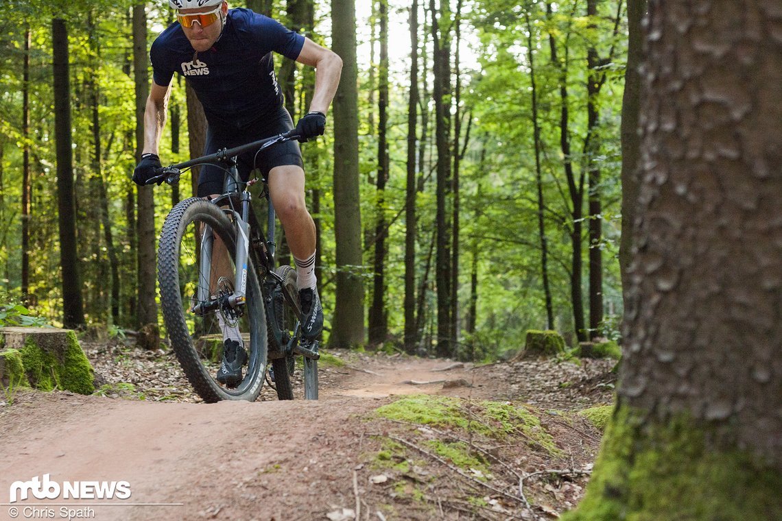 Die SR Suntour Axon Werx34 (im Bild) und die Fox 34 SC Factory liefern auf der Rennstrecke ab