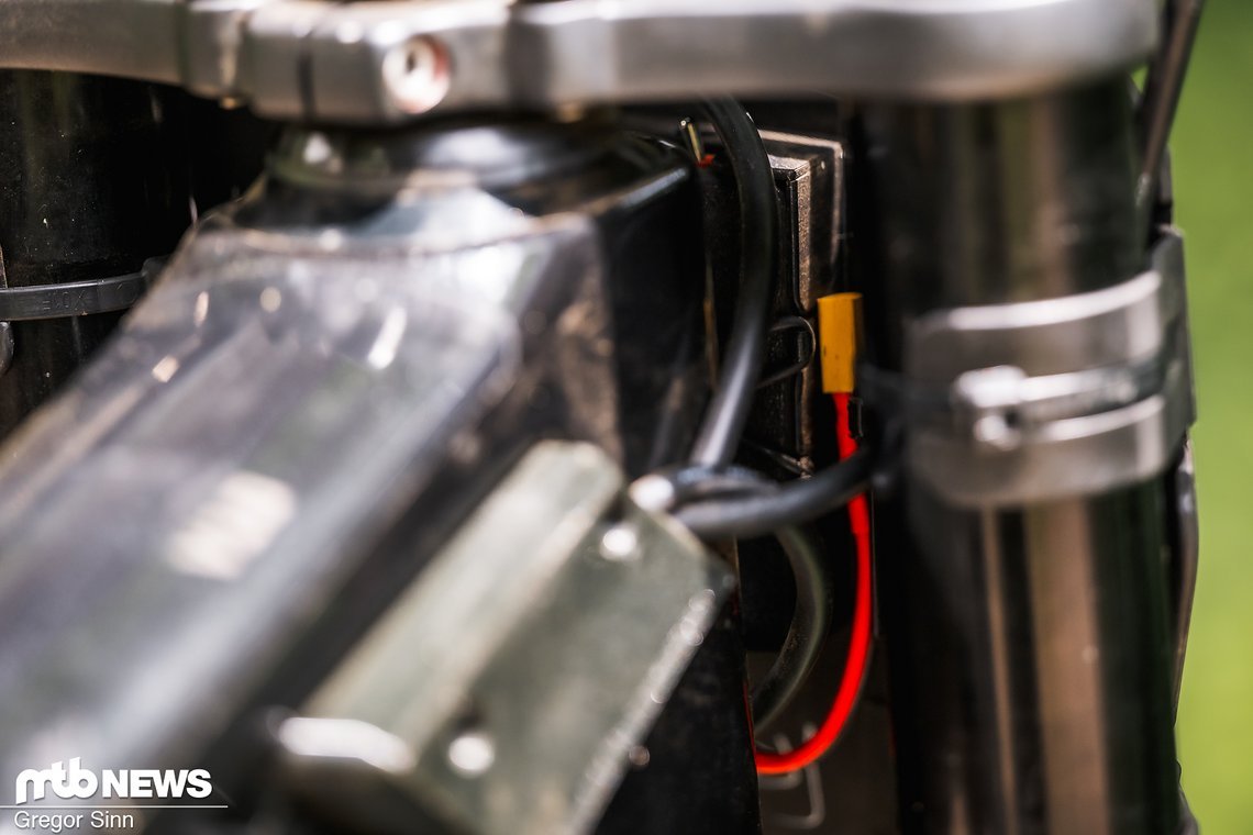 Die Elektronik versteckt sich hinter der Number Plate.