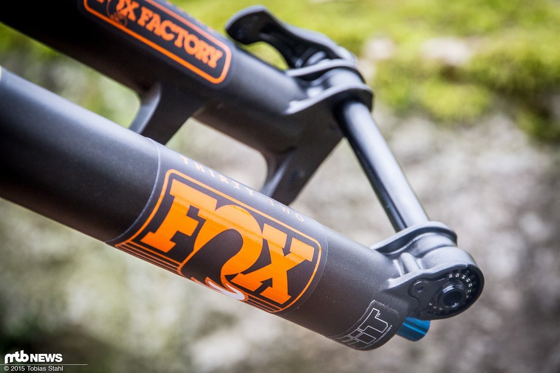 Auf dem Trail kann die Fox die RockShox Gabel bei Federung und Dämpfung schlagen, bringt auf der Waage jedoch auch 100 g mehr mit