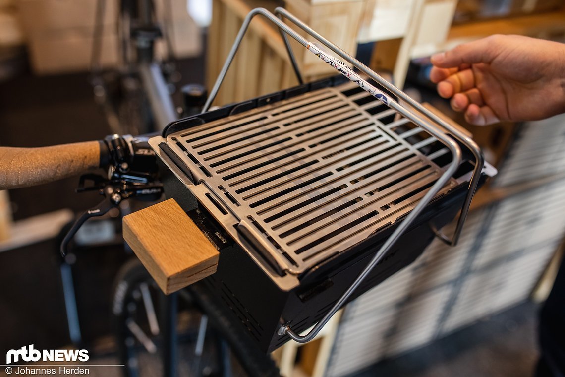 Der spülmaschinenfeste Grill wiegt 4.5 Kilogramm und ist für 6 - 8 Personen geeignet …