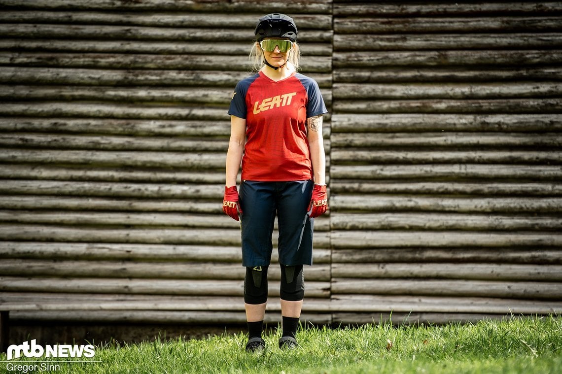 Leatt bietet für Frauen im Sommer das MTB 2.0-Trikot und die passende MTB 2.0 Shorts an.