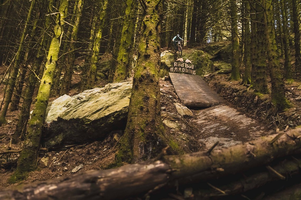 Jono Jones, Zwillingsbruder von Freestyler Matt Jones, war ebenfalls dabei. Hier zu sehen auf dem "kleinen" Drop im Wald. Der Brite fuhr am Ende auf Rang 14.