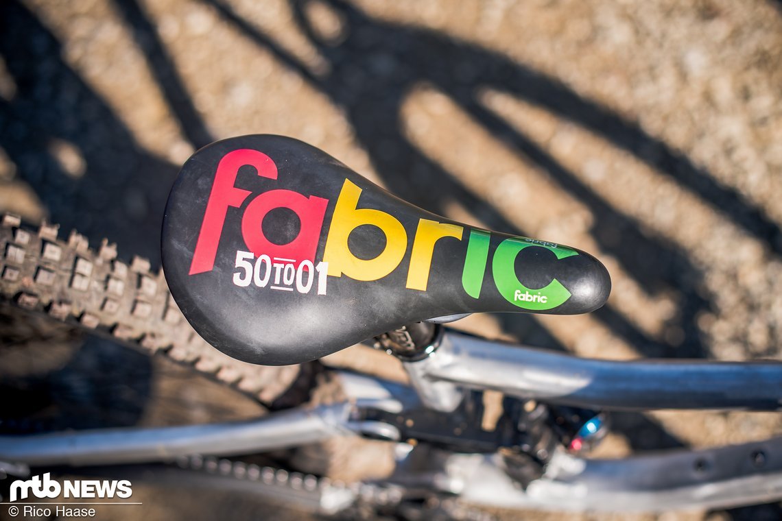 Der Fabric Sattel mit dem 50to01 Branding gehört wohl eher nicht zur Serienausstattung :)
