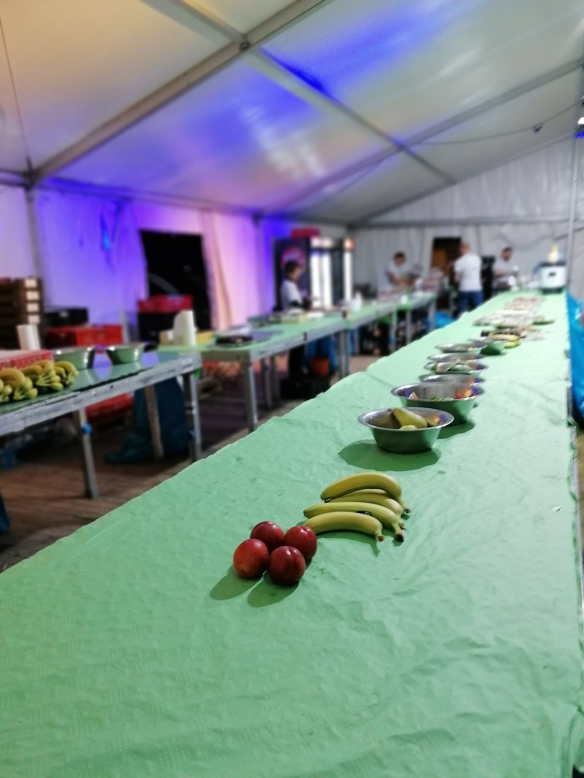 Selbst das reichhaltige Buffet des Verpflegungszeltes wollte nicht in meinem Körper bleiben.