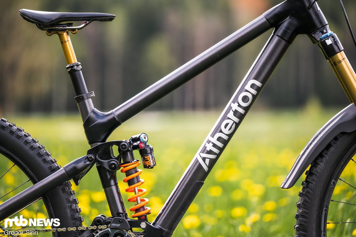 Der Mix aus Carbon-Rohren und 3D-gedruckten Titan-Muffen sorgt für eine recht eigene Optik.