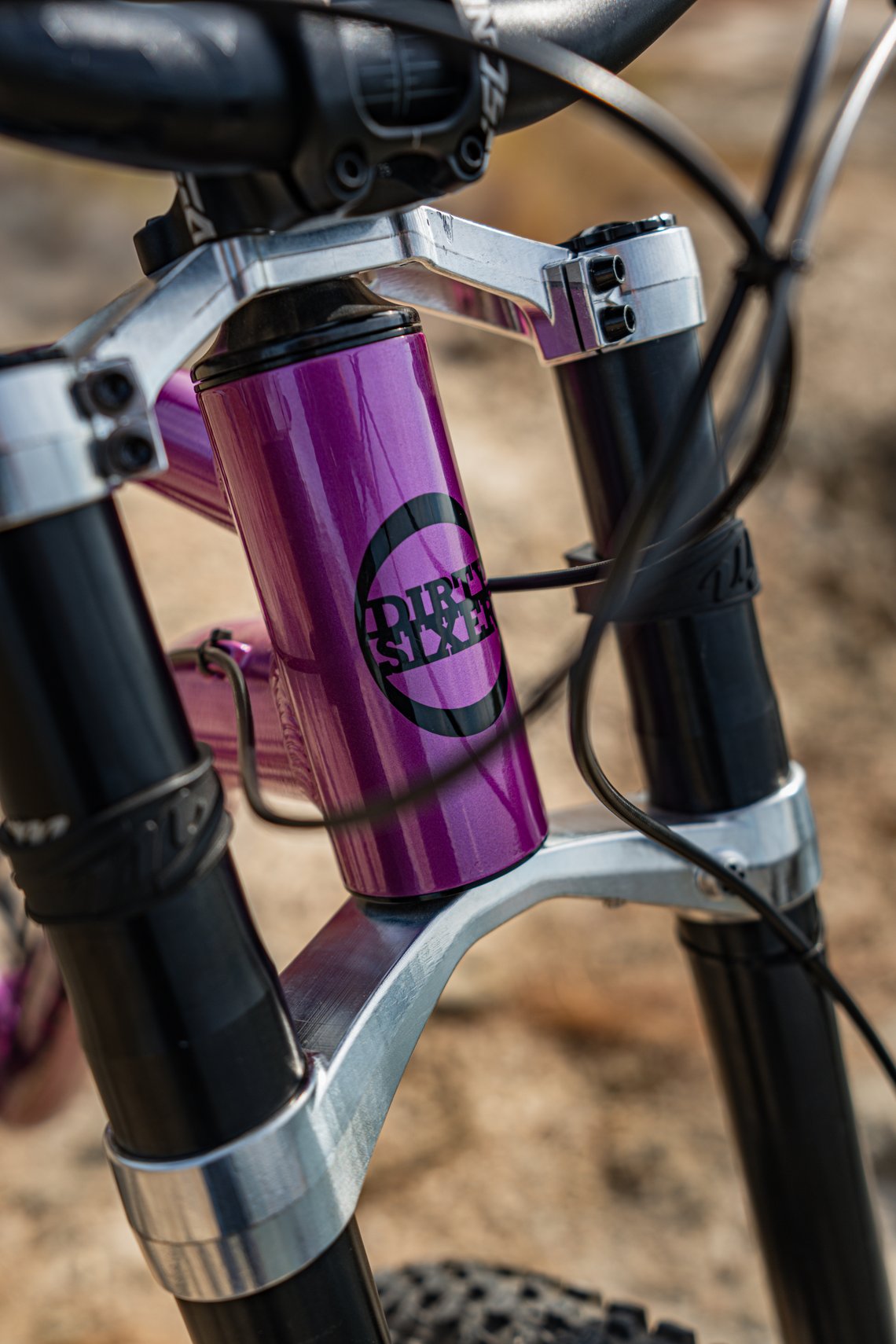 Die Manitou Dorado ist mit Custom-Gabelbrücken von DirtySixer ausgestattet.