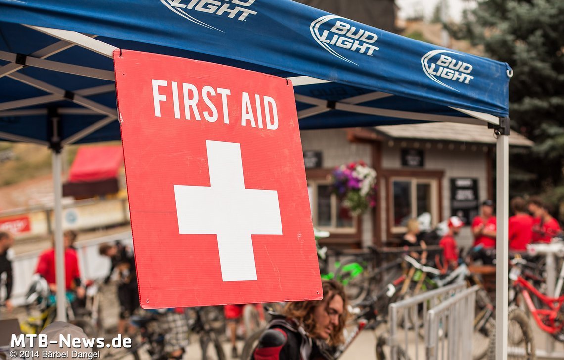 Das First Aid Zelt im Ziel ist verhältnismäßig selten besucht.