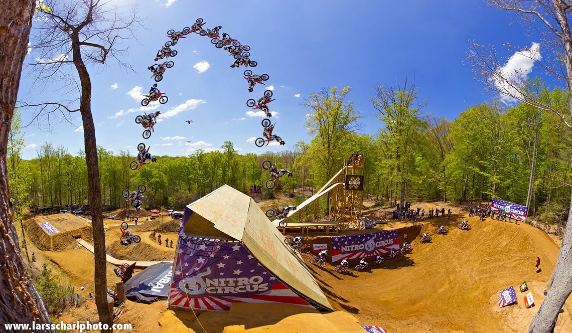 Josh Sheehan mit der FMX Triple Flip Weltpremiere in Travis Pastranas Heimspielplatz „Pastranaland"
