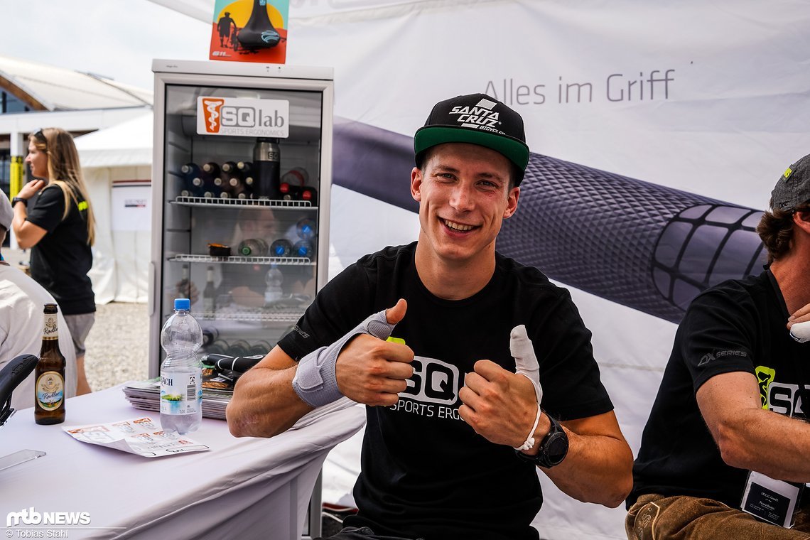 Gute Miene zum bösen Spiel: Jasper Jauch hat sich in Val di Sole den einen Daumen gebrochen, den anderen noch undefiniert verletzt