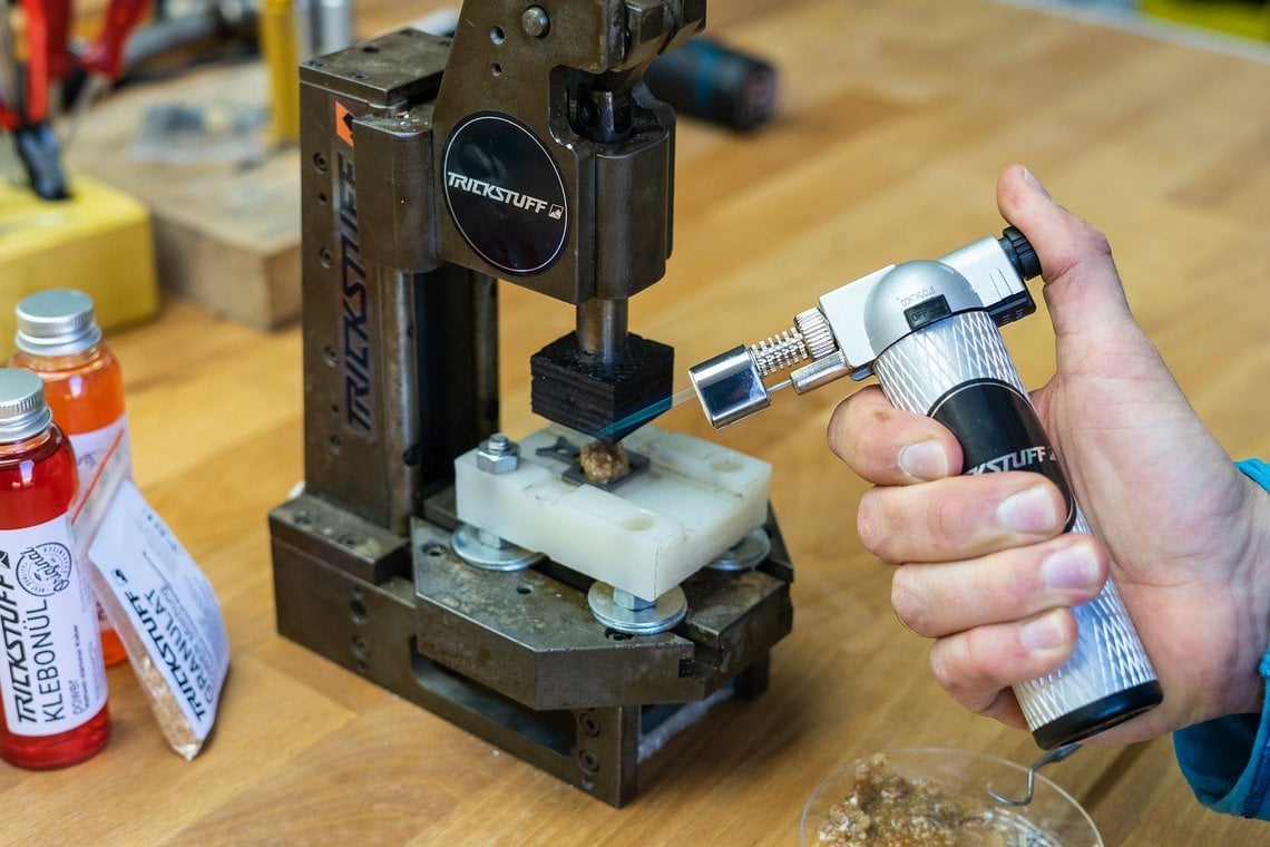 Das neue Trickstuff DIY-Kit für Bremsbeläge ermöglicht es jedem Mountainbiker, selbst Bremsbeläge zu produzieren.