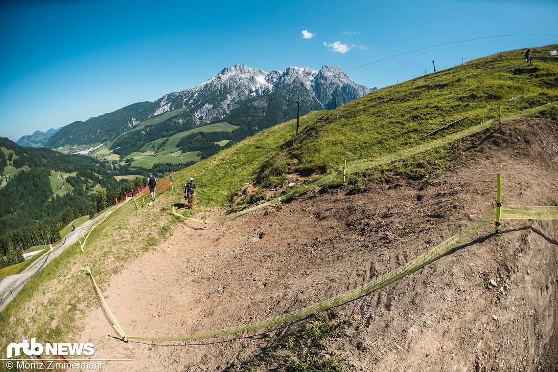 Normalerweise ging's hier links durch einige Bike Park-Kurven. Jetzt müssen die Profis mit hoher Geschwindigkeit geradeaus durch diese riesige Welle