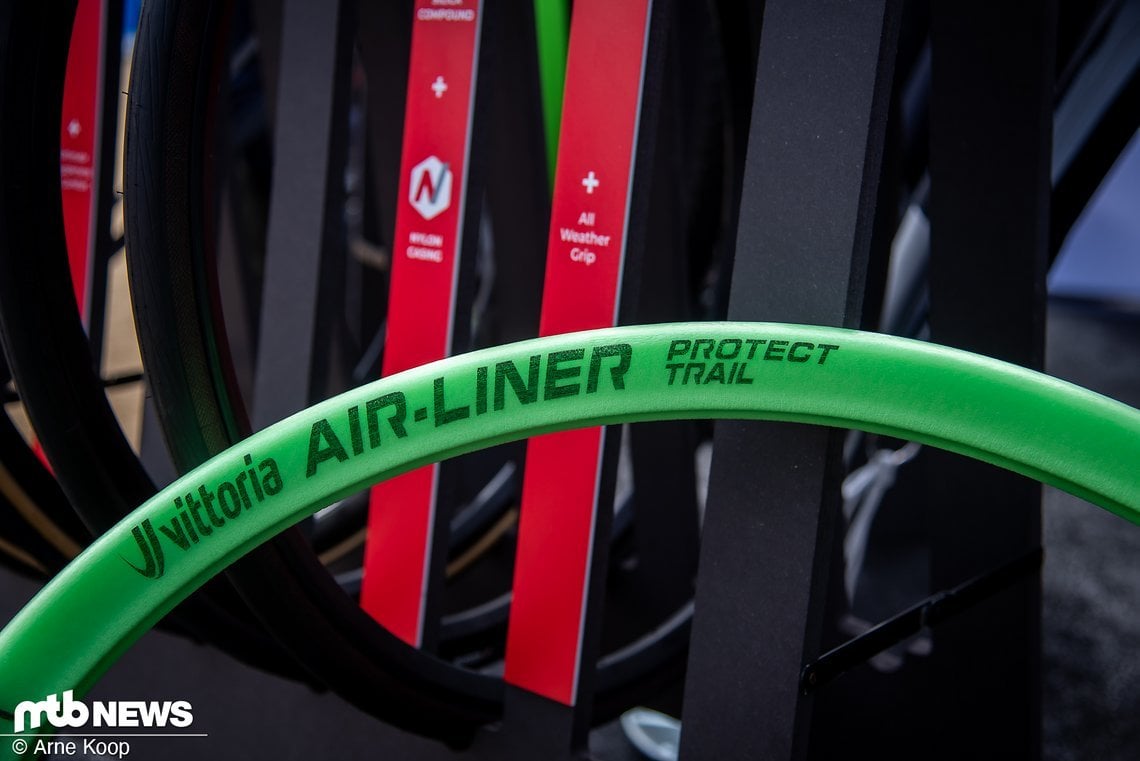 Der neue Vittoria Protect Trail Airliner bringt 100 g auf die Waage und soll nicht nur die Felge schützen, sondern auch die Reifenflanke unterstützen.