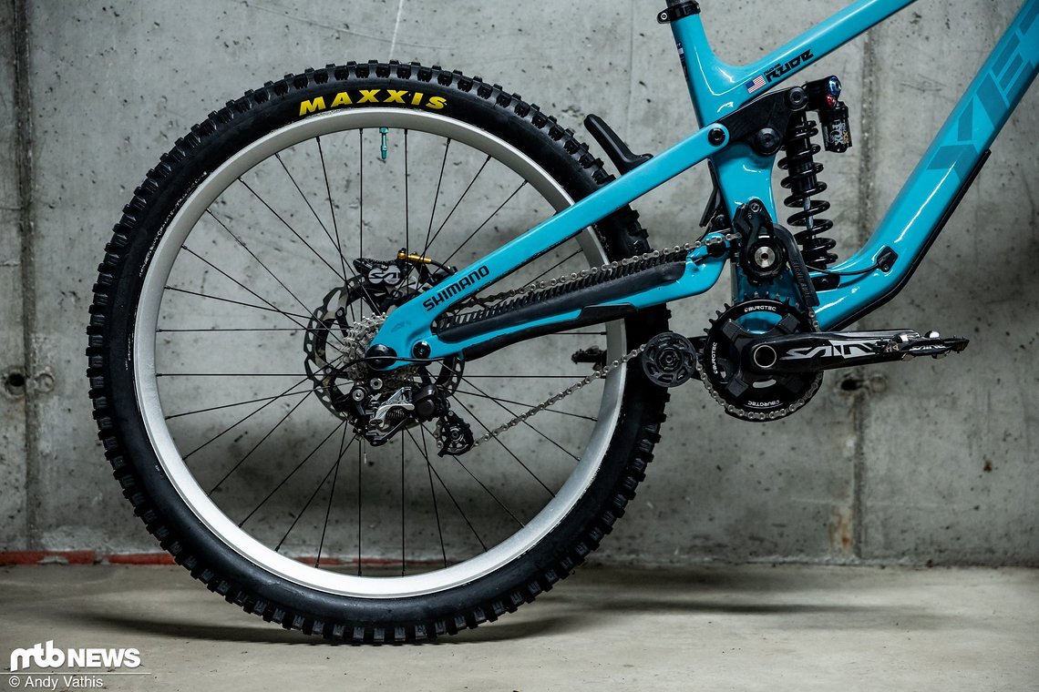 Am Heck scheint Richie Rude eine brandneue DT Swiss-Felge zu testen